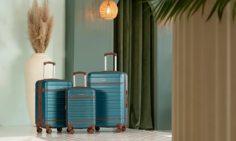 Equipaje, ropa y accesorios listos para viajar